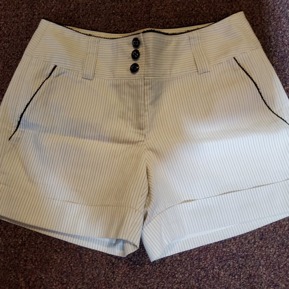 White/Black, Size 2, and Creme